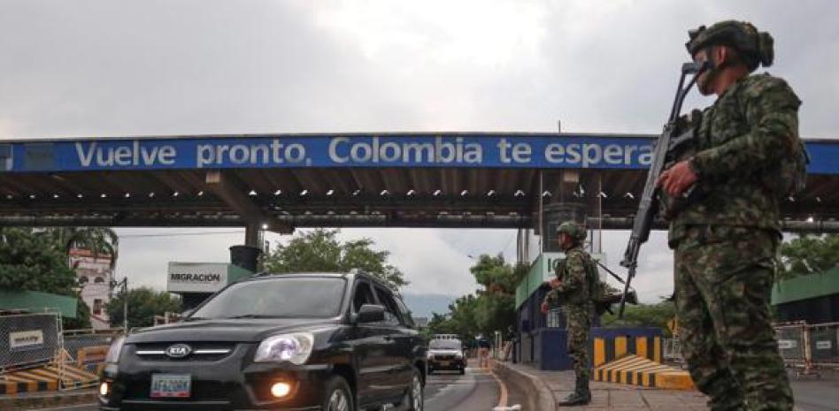 Juez ordena a Gustavo Petro suspender bombardeos en frontera con Venezuela para proteger menores