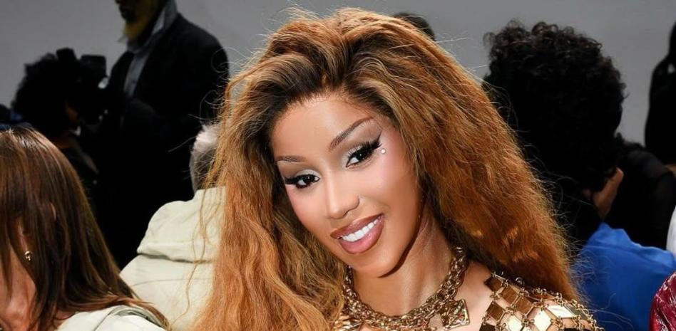 Cardi B promociona una nueva canción con un bikini con la bandera dominicana