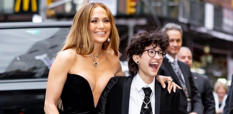 Hija de JLo y Marc Anthony estrena nuevo nombre en su ceremonia de graduación, ahora es Oskar Muñiz