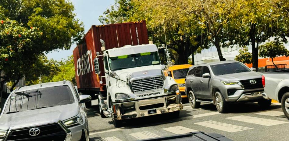 Dos gremios valoran limitar horario de vehículos pesados