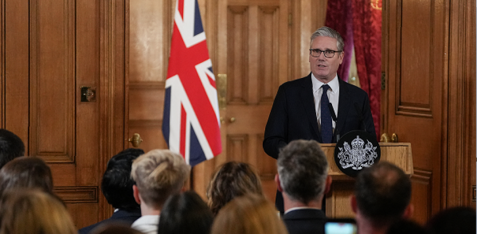 Primer ministro británico planea reformar el sistema de asistencia social