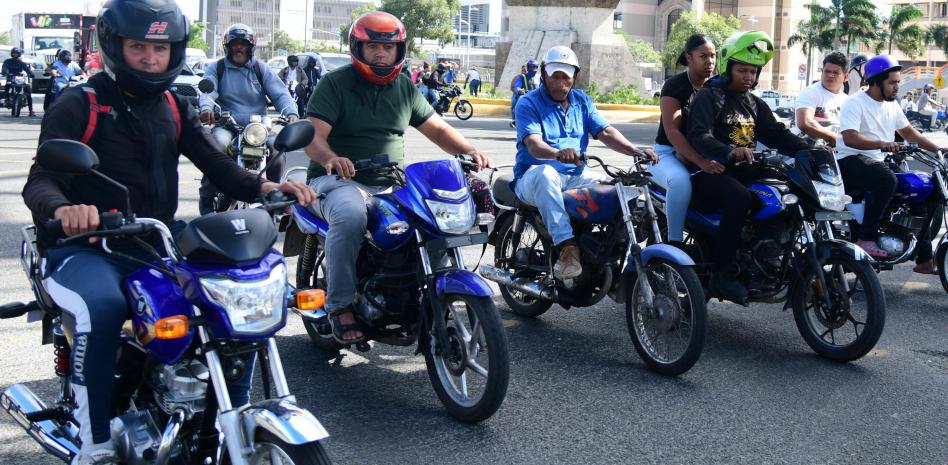 Estudio revela que solo un 2 % de los motociclistas del DN utiliza espejos retrovisores