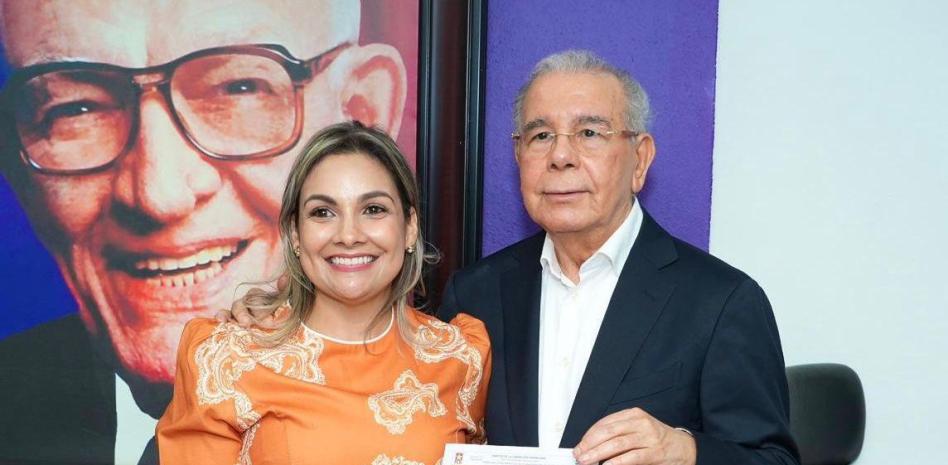 Ivannia Rivera regresa al PLD y es juramentada por Danilo Medina