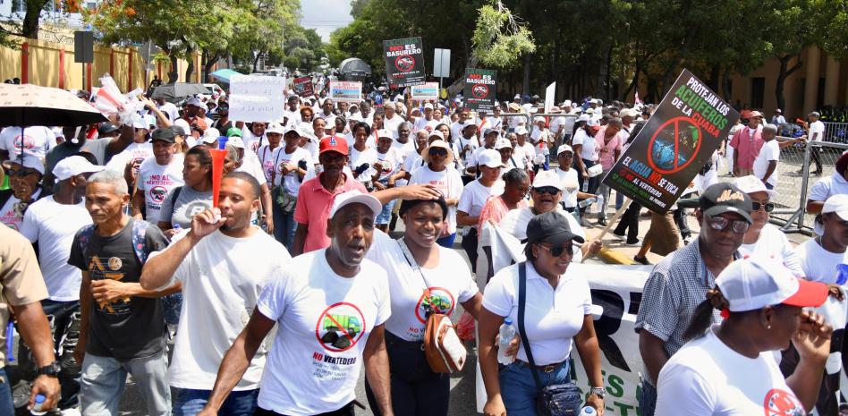 Residentes de La Cuaba realizan protestas simultáneas en Santo Domingo en rechazo al vertedero