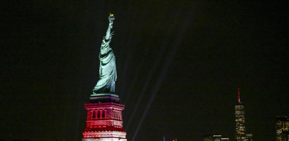 La Estatua de la Libertad brilla para celebrar la independencia de EEUU