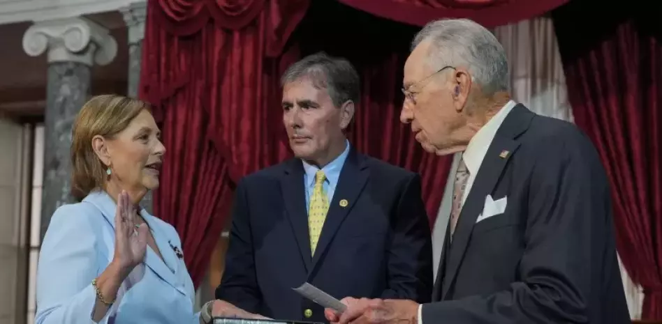 La hermana del fallecido Lindsey Graham se juramenta al Senado