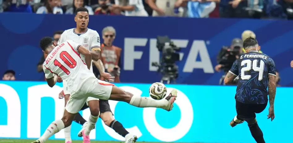 Argentina remonta, vence 2-1 a Inglaterra y enfrentarán a España por el trono