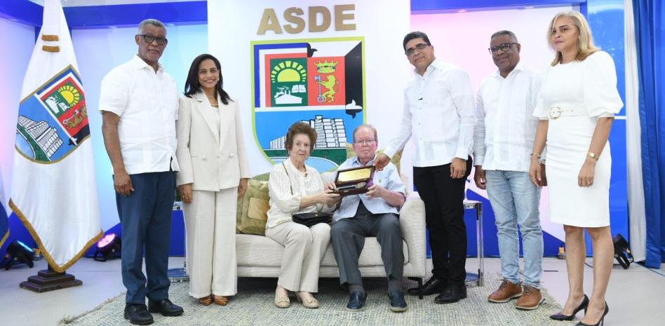 Entregan llaves de SDE a Don Pepín Corripio