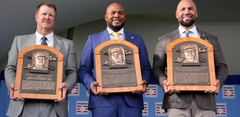 Beltrán, Jones y Kent rinden tributo a su tierra y la familia en la ceremonia de Cooperstown