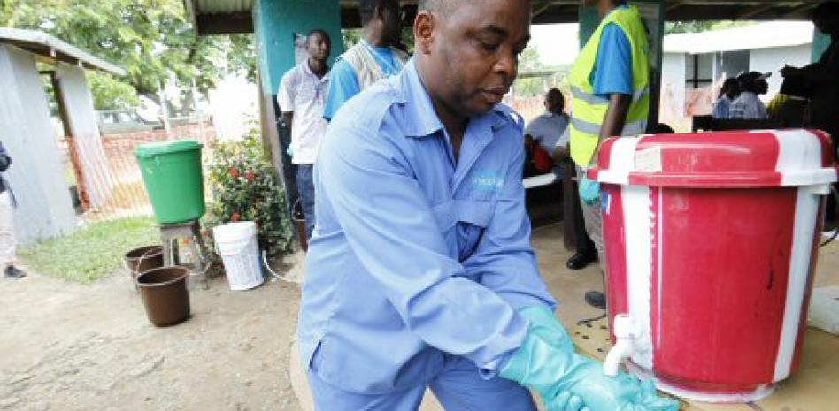 OMS recomienda investigar anticuerpos monoclonales como tratamiento para el brote de ébola