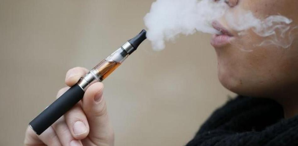 Aprueban en Reino Unido prohibir la venta de cigarrillos a nacidos después del 2008