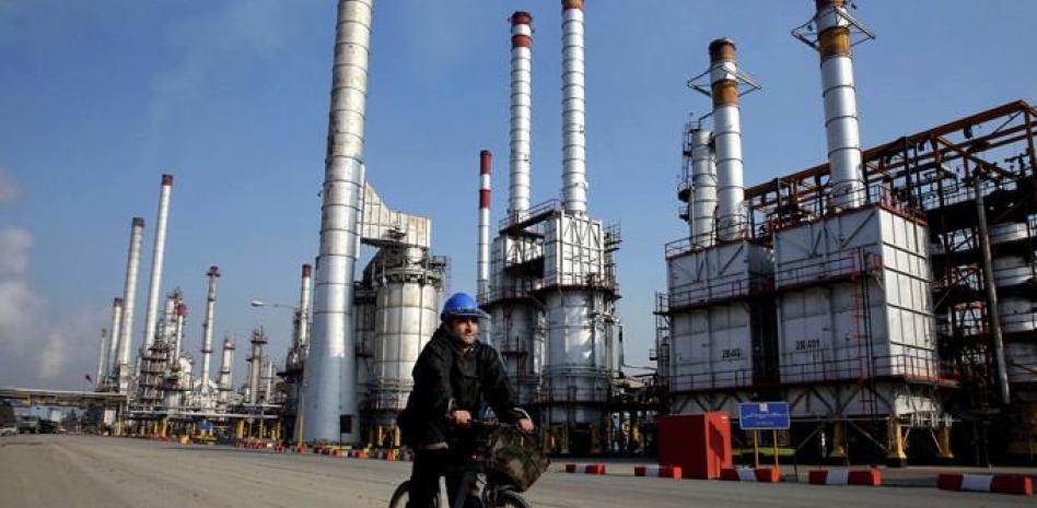 El petróleo cierra al alza, con la atención centrada en Ormuz