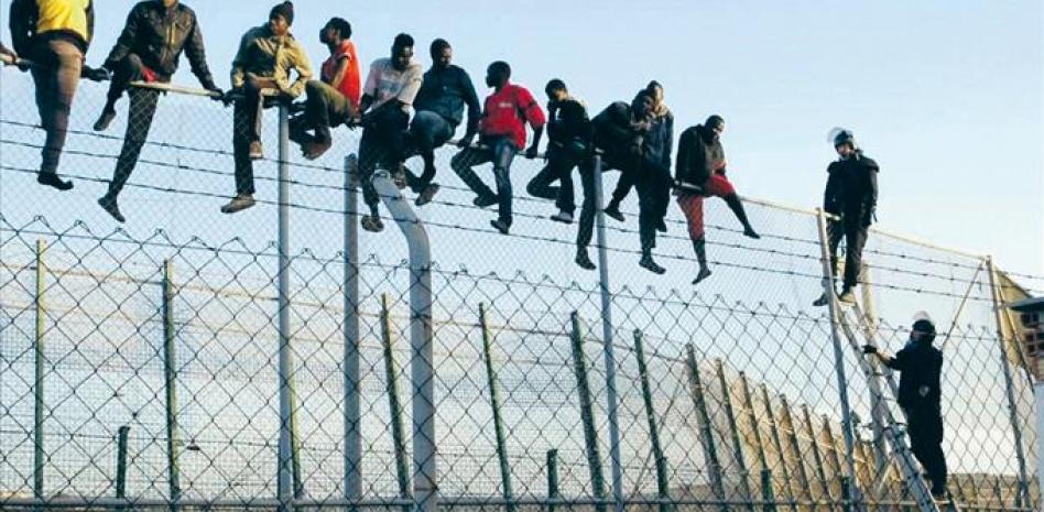 Ciudad española pide cerrar la frontera con Marruecos por la entrada de miles de migrantes