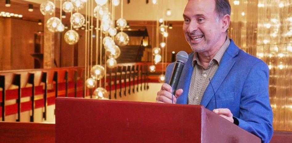 Carlos Veitía trabaja en una mediateca, la nueva joya en el Teatro Nacional Eduardo Brito