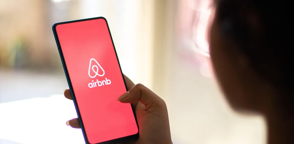 Airbnb incorpora IA para planificar viajes y nuevos servicios como comida y lavandería