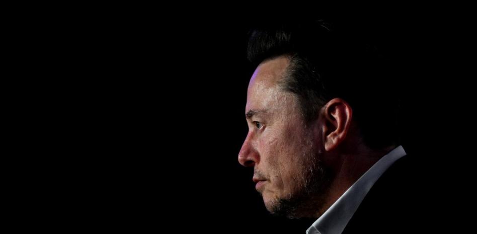 Elon Musk dice que Tesla empieza a producir su "robotaxi"