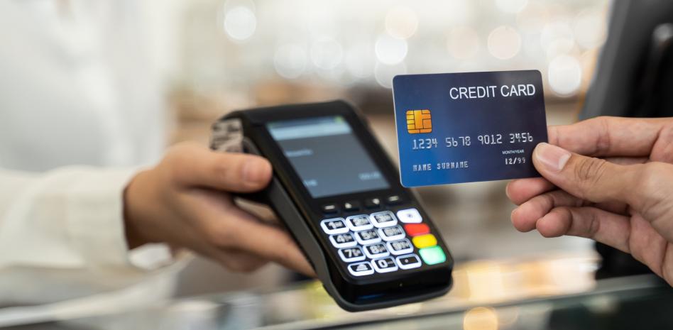 Alzas a transferencias y cheques podrían aumentar el costo de vida, según economistas