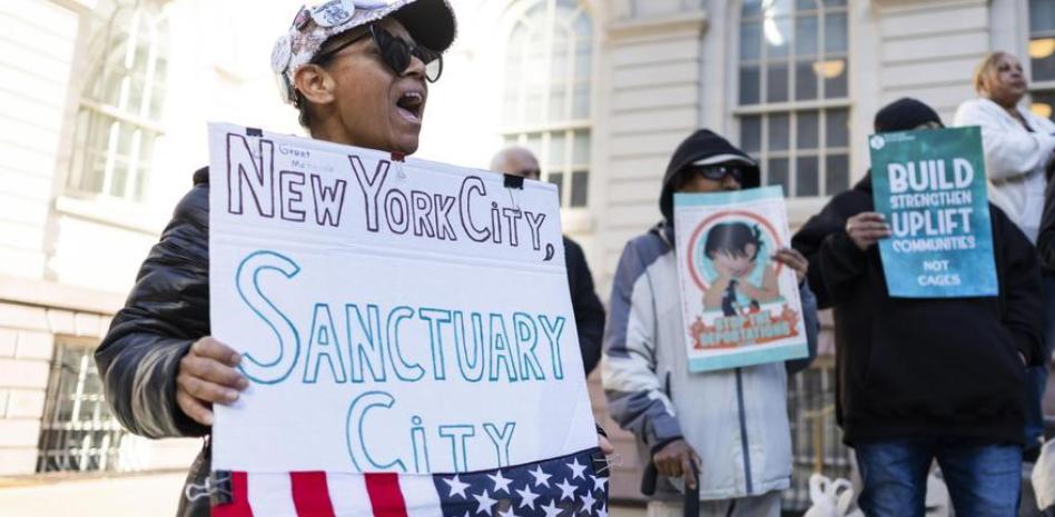 Juez federal de EEUU prohíbe al gobierno Trump detener migrantes en los juzgados