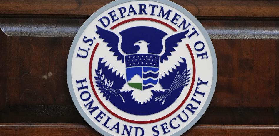 Administración Trump emite norma para poner fin al "abuso" de visas de estudiantes y medios