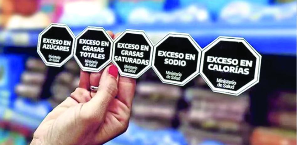 "Alto en azúcar": diez años de la pionera ley de etiquetado que Chile exportó al mundo