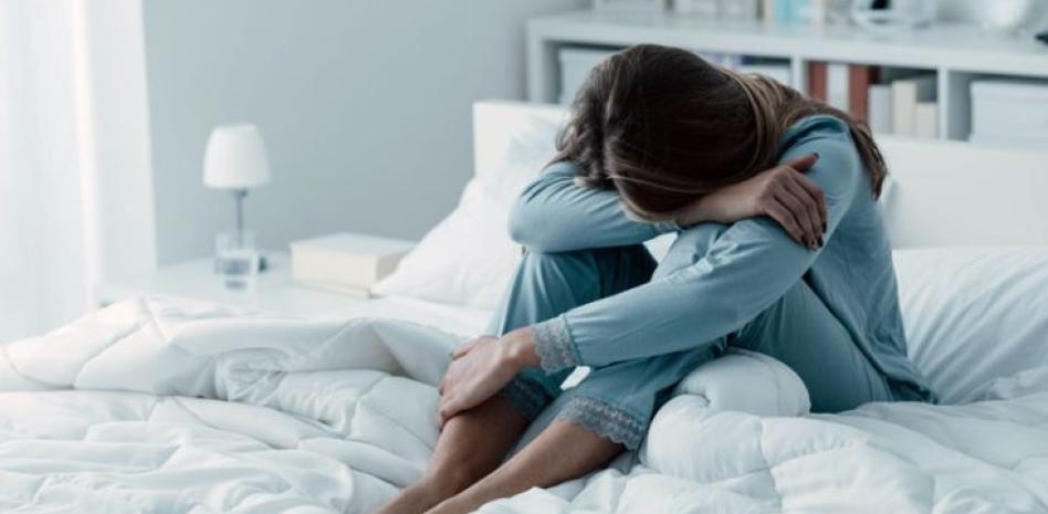 Más salud mental y habilidades socioemocionales para frenar alza de suicidios de jóvenes