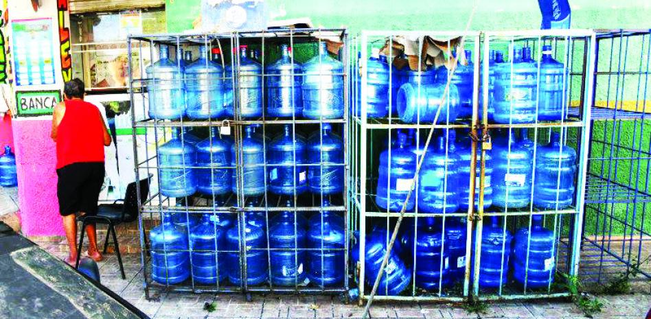 El botellón de agua sube en Barahona y golpea el bolsillo de los consumidores