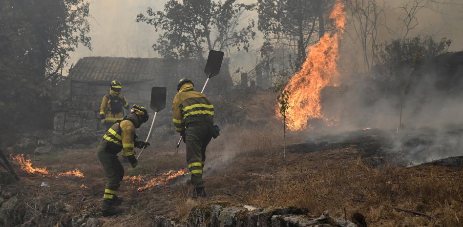 Incendio forestal en el suroeste de España sigue activo, pero las autoridades son "más optimistas"