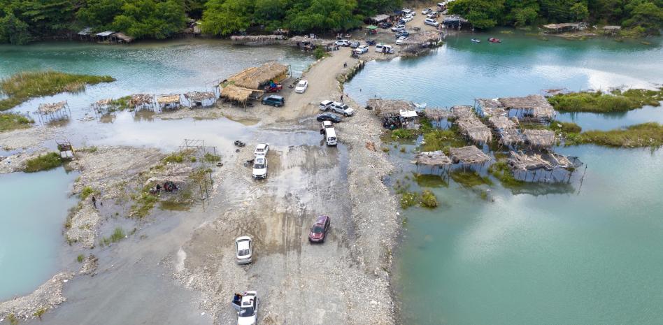 Cuatro personas mueren en balneario La Neverita al caer vehículo en uno de los charcos