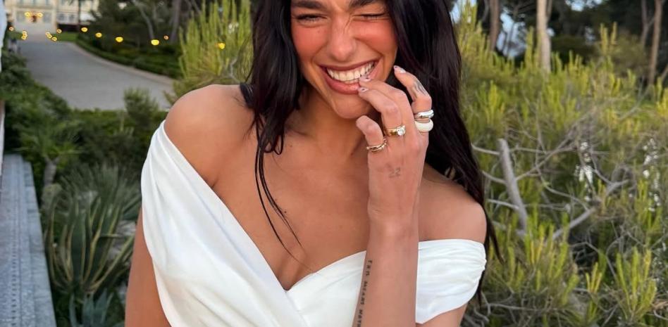 Dua Lipa prepara su boda en Sicilia para principios de junio, según medios italianos
