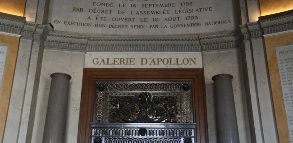 Museo del Louvre abre sus puertas, sin nada que robar