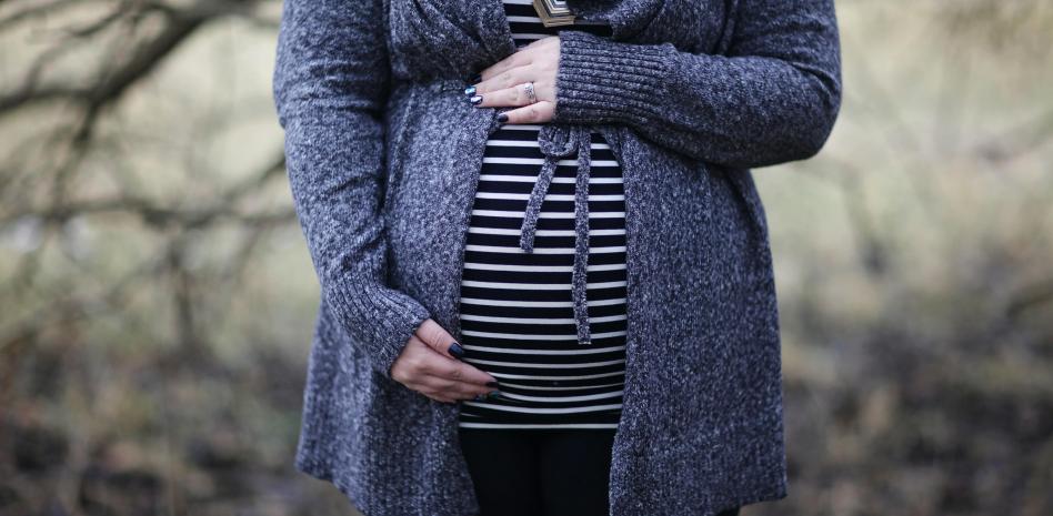 Operan en el vientre materno a un feto que tenía los intestinos fuera del cuerpo en España