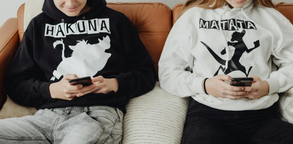 Adolescentes se informan a través de las redes sociales e influencers