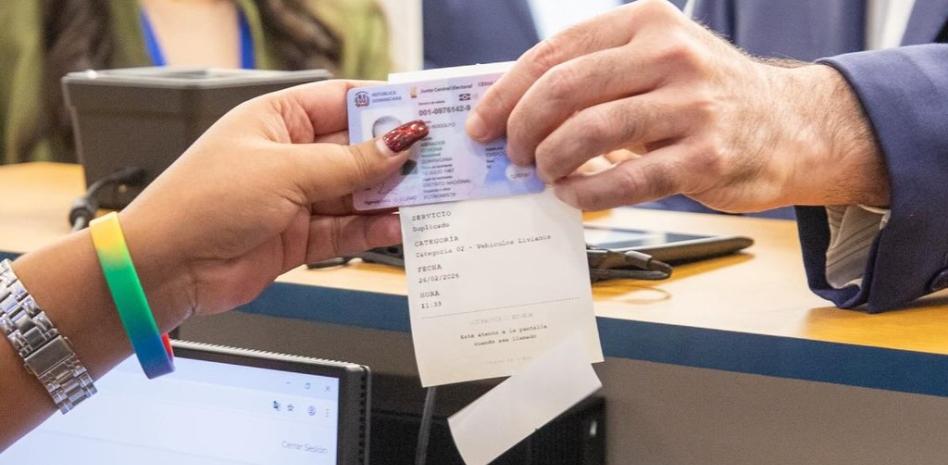 Abinader dispone aumentar período de vigencia de licencias de conducir mayores de 65 años
