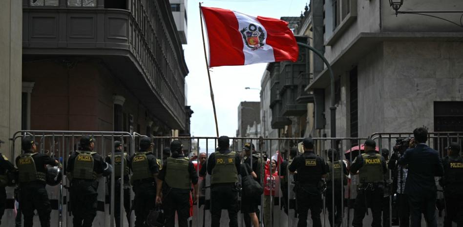 En Perú entra en vigencia ley que excluye de justicia común a policías y militares