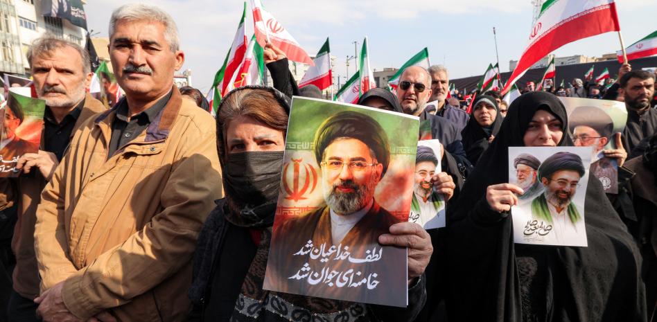 Miles de iraníes muestran lealtad al nuevo guía supremo Mojtaba Jamenei