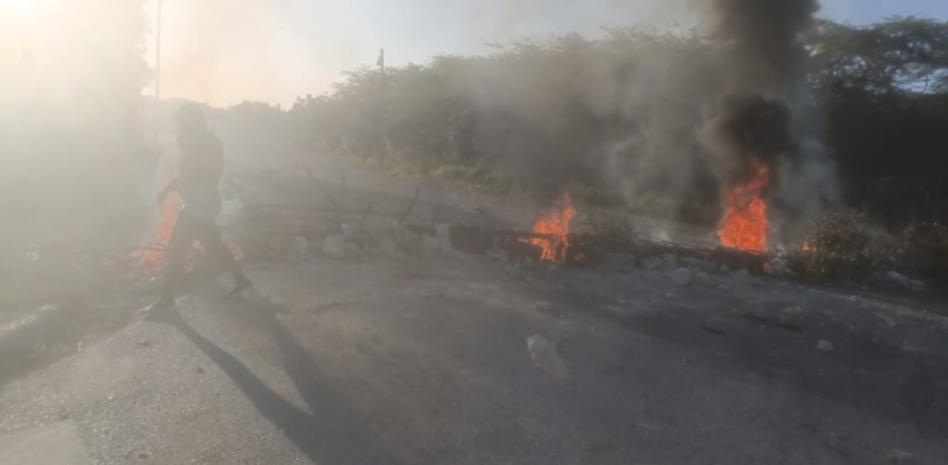 Bloquean carretera Barahona-Bahoruco en protesta por tandas de apagones