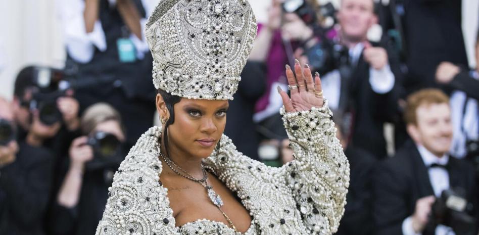 Una mujer es sospechosa de disparar 10 veces con un rifle a la casa Rihanna mientras ella estaba dentro