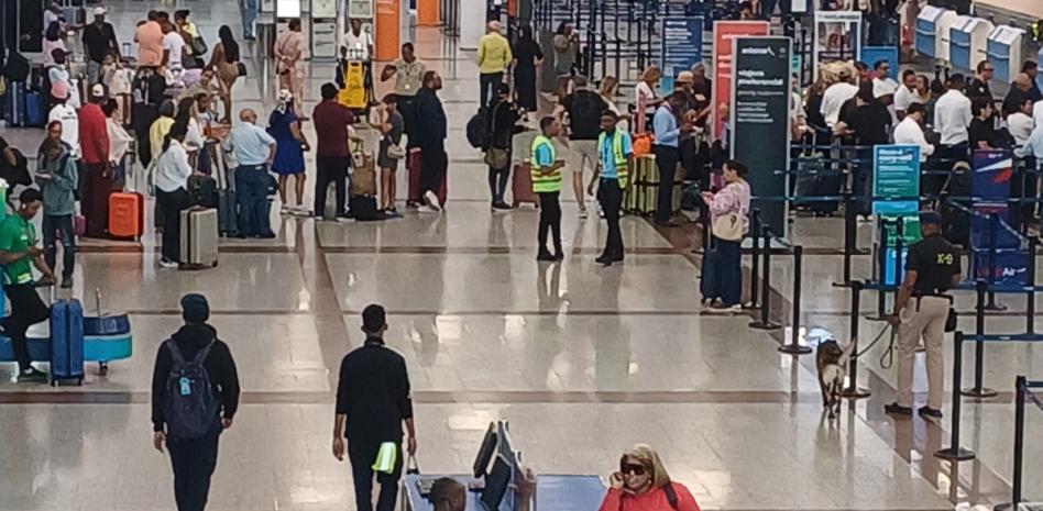 Interrupción temporal del sistema de JetBlue no afecta operaciones en el AILA