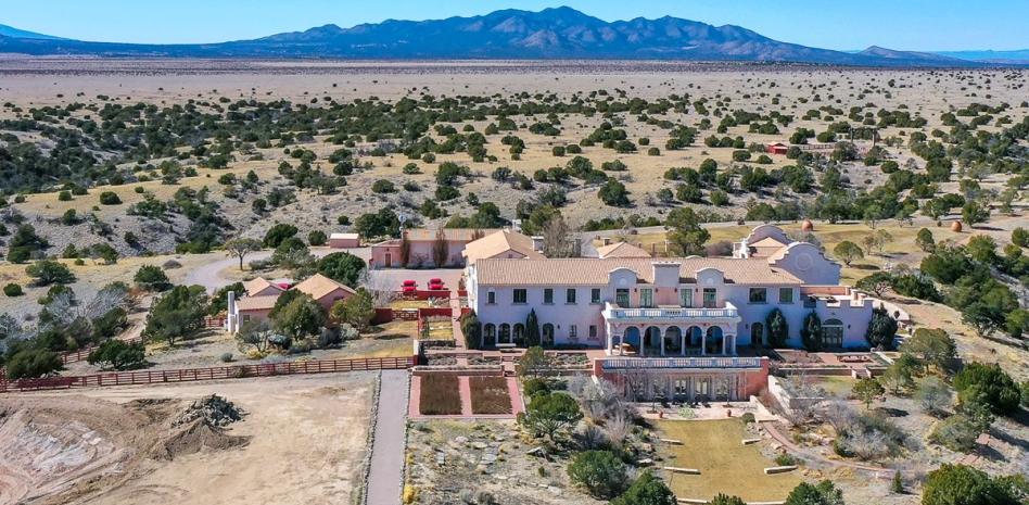 Allanan rancho de Epstein en Nuevo México por investigadores de EEUU