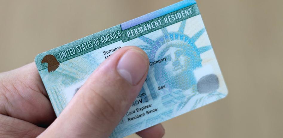 Gobierno de Trump da marcha atrás en nueva norma para solicitudes de "green card"
