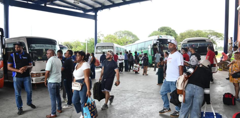 Gran flujo de personas en las diferentes paradas del transporte interurbano por la Semana Santa