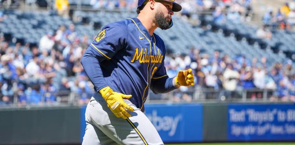 Cerveceros de Milwaukee vencen a Reales de Kansas City con poder ofensivo