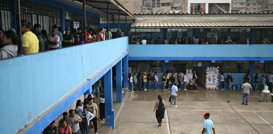 Elecciones de Perú se extienden por segundo día consecutivo tras fallas en entrega de boletas