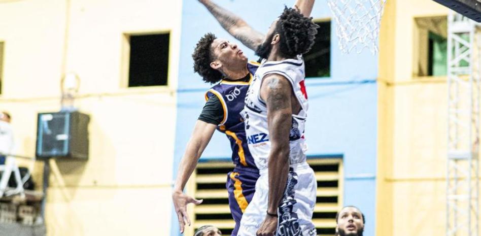 Emmanuel Omogbo anota un triple decisivo en la victoria de los Marineros sobre los Héroes de Moca