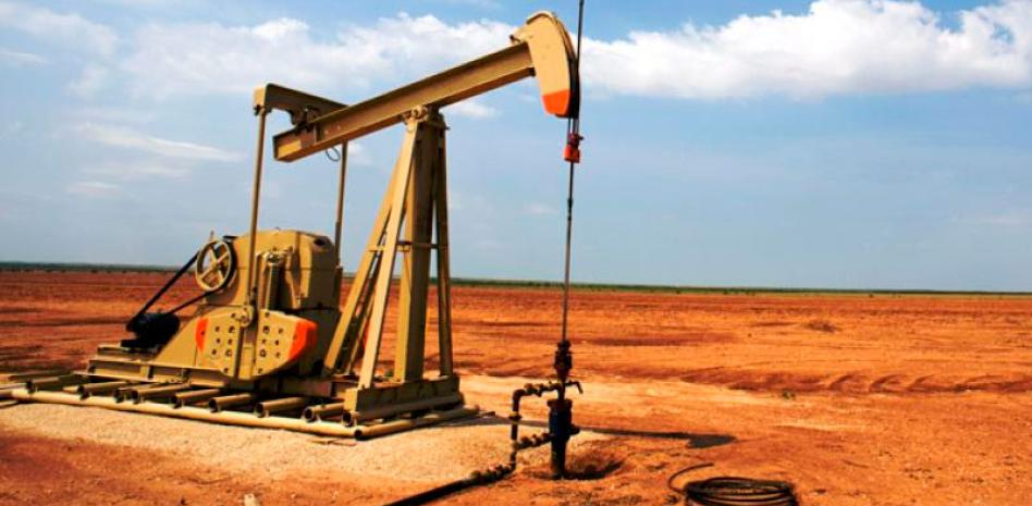 Tras dos meses de guerra, el barril de petróleo supera los 100 dólares en el mundo