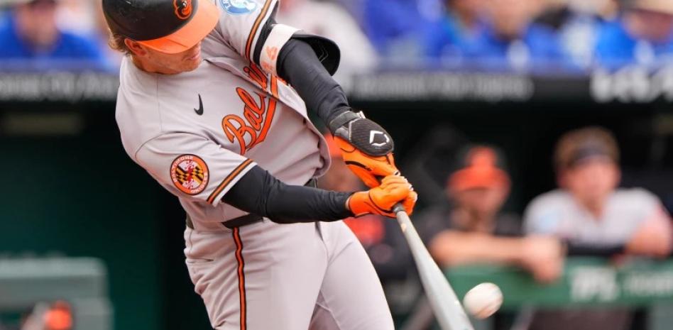 Coby Mayo pega cuadrangular de 3 carreras y Orioles vencen a Royals 8-6 y ganan la serie
