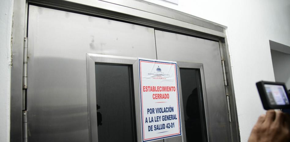 Cierran quirófanos de clínica estética donde falleció joven de 27 años