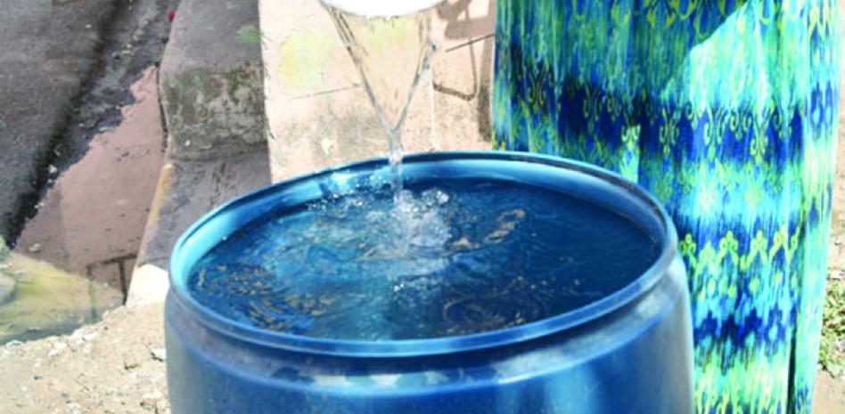 Persiste crisis en suministro de agua en sectores de Santiago