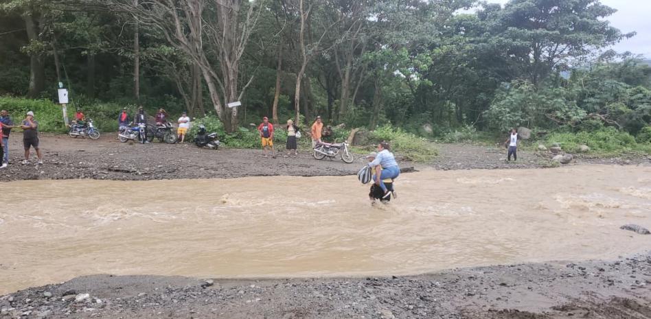 Lluvias siguen causando estragos; en Ocoa crecida de un arroyo aísla a comunidad Boca de Parra