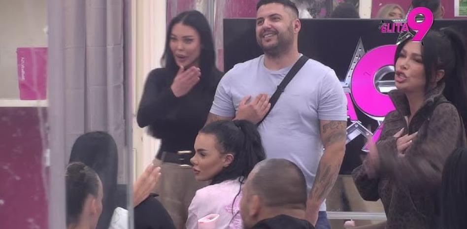 Un hombre intenta ahorcar a compañera en reality: el participante regresó al programa tras arresto